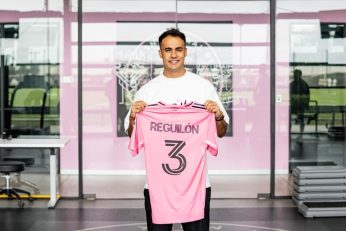 Sergio Reguilón pose avec le maillot rose de l’Inter Miami, prêt pour un nouveau défi en MLS.