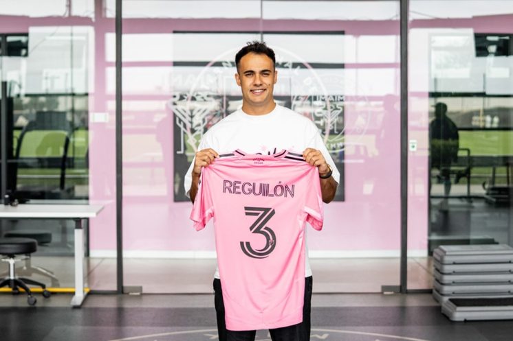 Sergio Reguilón pose avec le maillot rose de l’Inter Miami, prêt pour un nouveau défi en MLS.