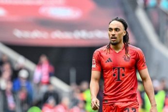 Sacha Boey sous le maillot du Bayern Munich, annoncé sur le départ dès le prochain mercato de janvier.