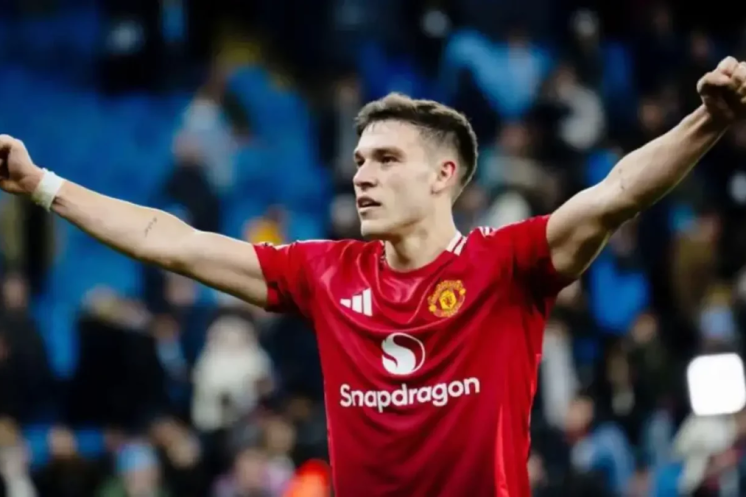 Manchester United, Mercato, Premier League, Manuel Ugarte, Kobbie Mainoo, Joshua Zirkzee, Tyrell Malacia, Transferts football,