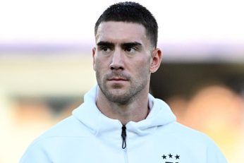 Dusan Vlahovic quitte la pelouse, touché à l’adducteur gauche et annoncé absent pour plusieurs mois avec la Juventus.