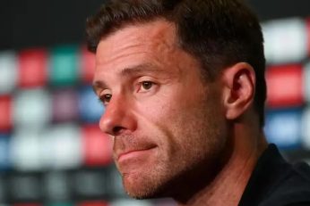 Xabi Alonso sous pression au Real Madrid, pendant que le nom de Zinedine Zidane revient avec insistance dans les coulisses du club.