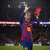 Lamine Yamal pose avec son maillot du FC Barcelone, symbole d’un succès commercial mondial.