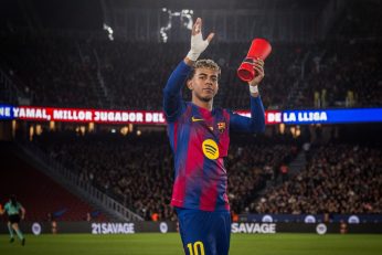 Lamine Yamal pose avec son maillot du FC Barcelone, symbole d’un succès commercial mondial.