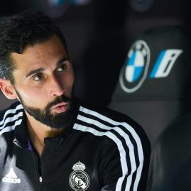 Álvaro Arbeloa annonce son départ du Real Madrid après une courte expérience sur le banc de l’équipe première.