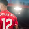 Douglas Luiz attire l’attention de Chelsea, mais sa situation contractuelle rend le dossier délicat.