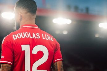 Douglas Luiz attire l’attention de Chelsea, mais sa situation contractuelle rend le dossier délicat.