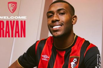 Rayan pose avec les couleurs de Bournemouth après sa signature en provenance de Vasco da Gama.