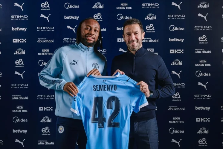 Antoine Semenyo lors de sa présentation après sa signature à Manchester City.