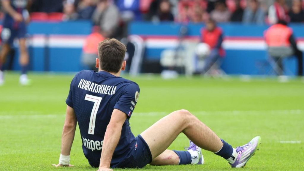 Kvaratskhelia forfait environ deux semaines avec le PSG