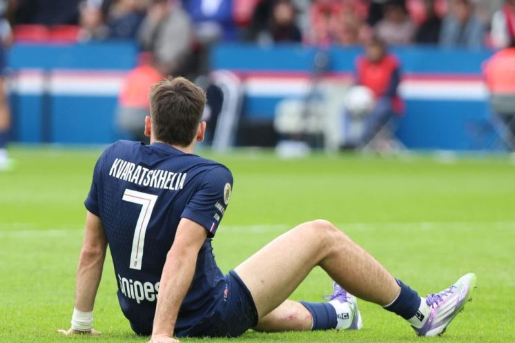 Khvicha Kvaratskhelia devrait manquer environ deux semaines de compétition.