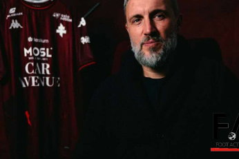 Benoît Tavenot pose avec les couleurs du FC Metz après l’officialisation de sa nomination.