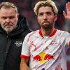 Kevin Kampl salue le public avec le maillot du RB Leipzig, au moment d’annoncer sa décision.