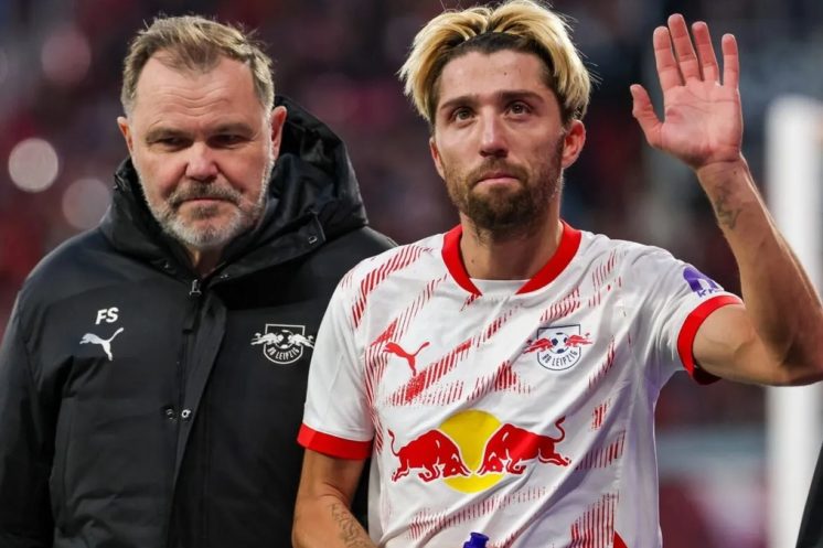 Kevin Kampl salue le public avec le maillot du RB Leipzig, au moment d’annoncer sa décision.