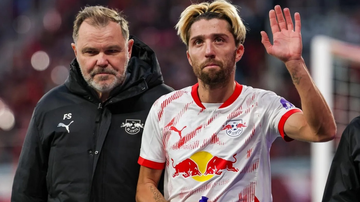 Kevin Kampl salue le public avec le maillot du RB Leipzig, au moment d’annoncer sa décision.