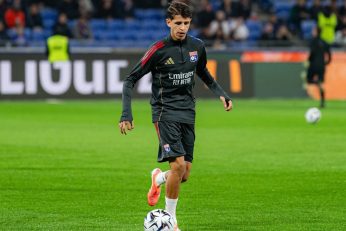 Khalis Merah, milieu de terrain de l’OL, au centre des discussions sur son avenir international.