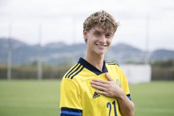 Maximilian Ibrahimović posé avec le maillot de l’Ajax après l’accord avec l’AC Milan.