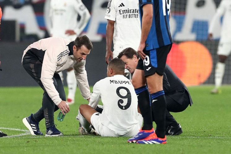 Kylian Mbappé est annoncé absent au moins trois semaines après une entorse du genou gauche.