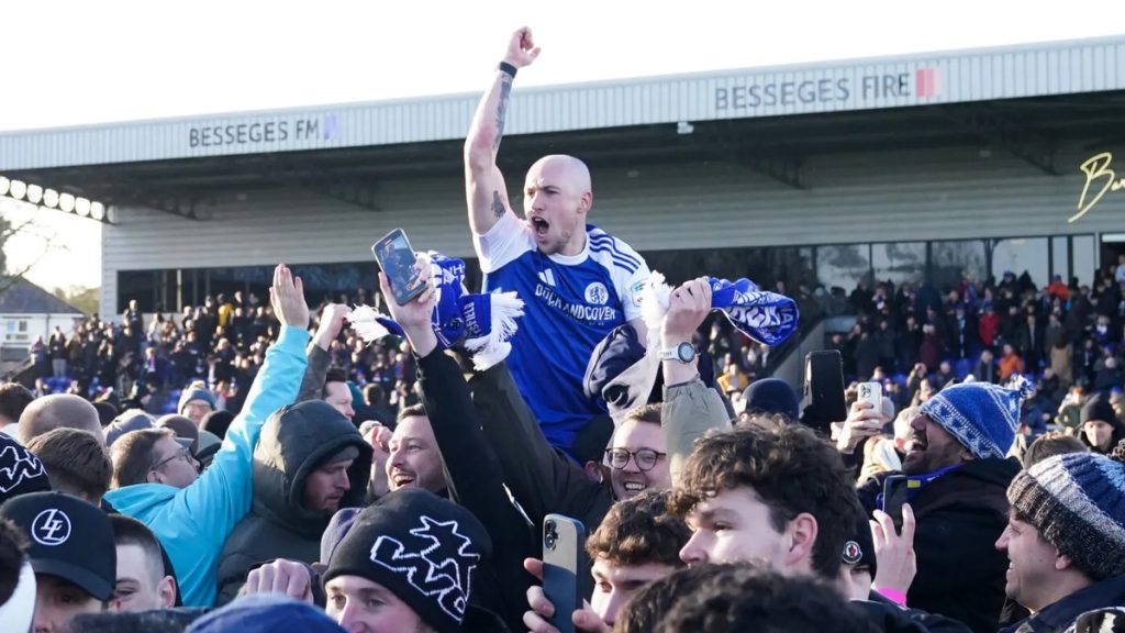 Macclesfield crée la sensation en FA Cup en éliminant Crystal Palace