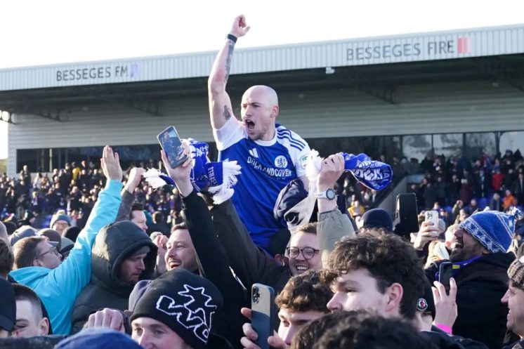 Les joueurs de Macclesfield exultent après l’exploit face au tenant du titre