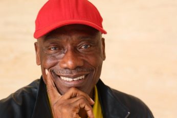 Joseph Antoine Bell au micro de RFI, critique après l’élimination du Cameroun.