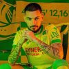 Rémy Cabella pose avec la tenue du FC Nantes après l’annonce officielle de sa signature.
