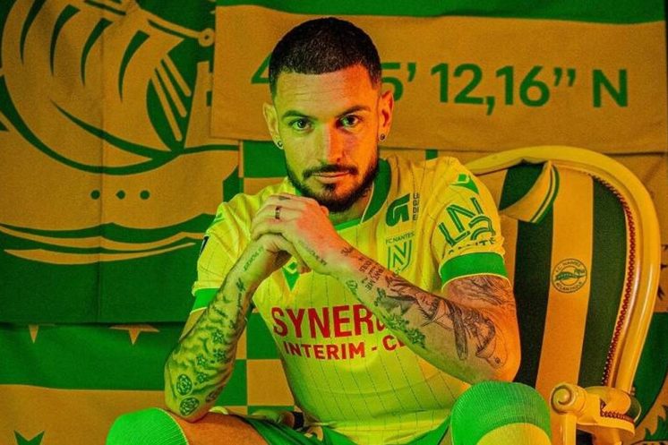 Rémy Cabella pose avec la tenue du FC Nantes après l’annonce officielle de sa signature.