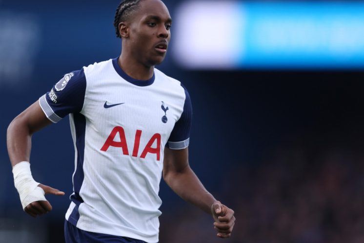 Mathys Tel, annoncé dans le viseur du Paris FC, appartient à Tottenham et reste sous contrat longue durée.