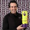 Unai Emery reçoit le trophée d’entraîneur du mois de décembre en Premier League.