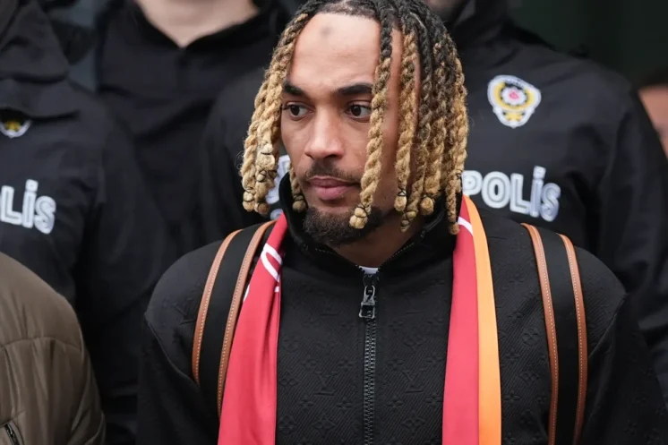 Sacha Boey en route vers Galatasaray après un accord avec le Bayern.