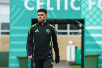 Alex Oxlade Chamberlain a officiellement signé au Celtic et rejoint Glasgow.