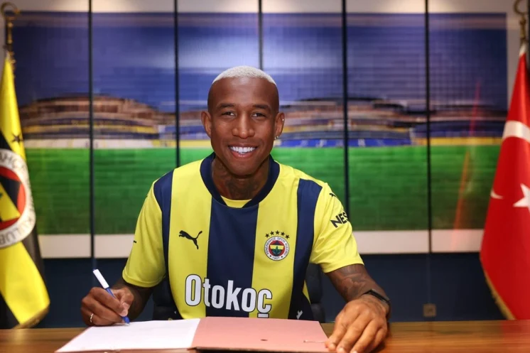 Anderson Talisca pose avec le maillot de Fenerbahçe après l’annonce de sa prolongation.