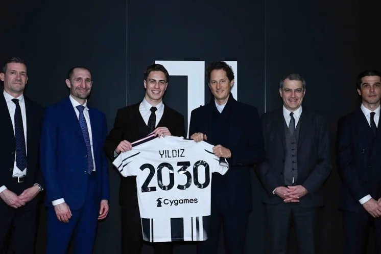 Kenan Yildiz pose avec un maillot “2030” après l’annonce de sa prolongation à la Juventus.