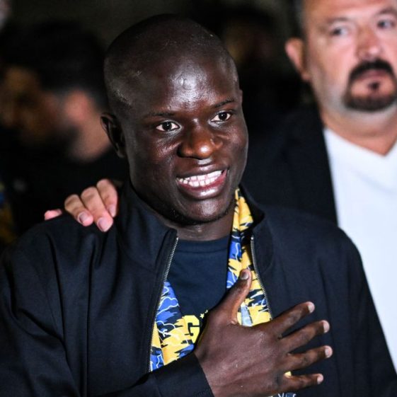 N’Golo Kanté pose avec le maillot de Fenerbahçe après l’officialisation de son arrivée.