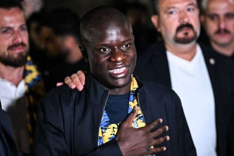 N’Golo Kanté pose avec le maillot de Fenerbahçe après l’officialisation de son arrivée.