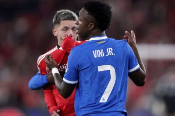 Un joueur se couvre la bouche pendant un match, une pratique dans le viseur de la FIFA.