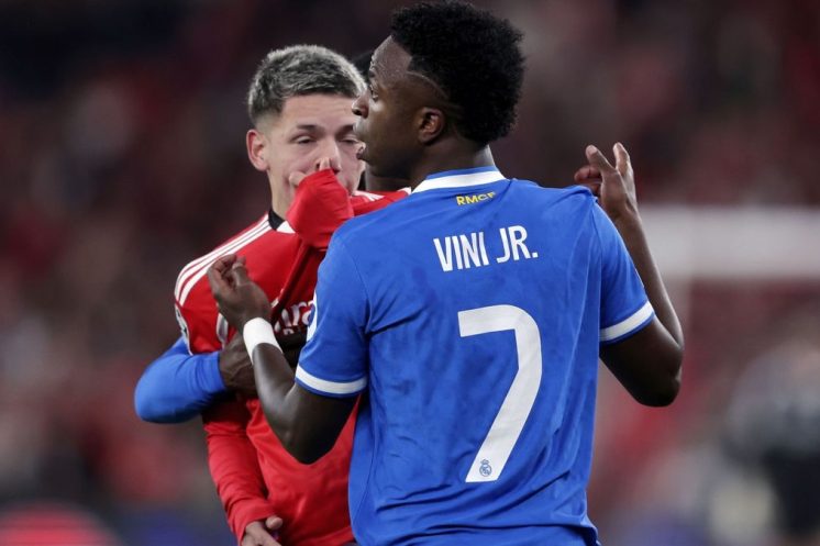 Un joueur se couvre la bouche pendant un match, une pratique dans le viseur de la FIFA.