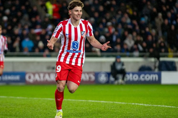 Julián Álvarez au cœur d’une nouvelle rumeur qui l’envoie au FC Barcelone après 2026