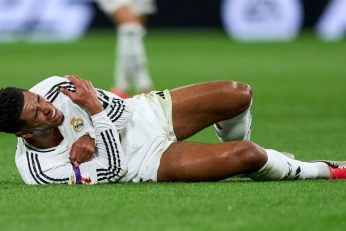 Jude Bellingham avec le maillot du Real Madrid, alors que son retour est annoncé repoussé