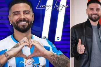 Lorenzo Insigne pose avec le maillot de Pescara après l’annonce officielle de son retour.