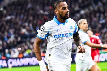 Amir Murillo pose avec le maillot de Beşiktaş après l’annonce de son transfert.