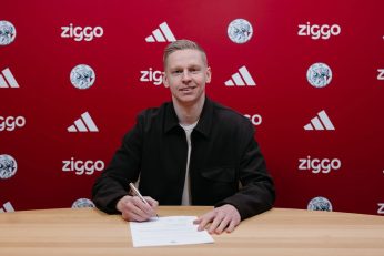 Oleksandr Zinchenko pose avec le maillot de l’Ajax après l’annonce officielle du transfert.