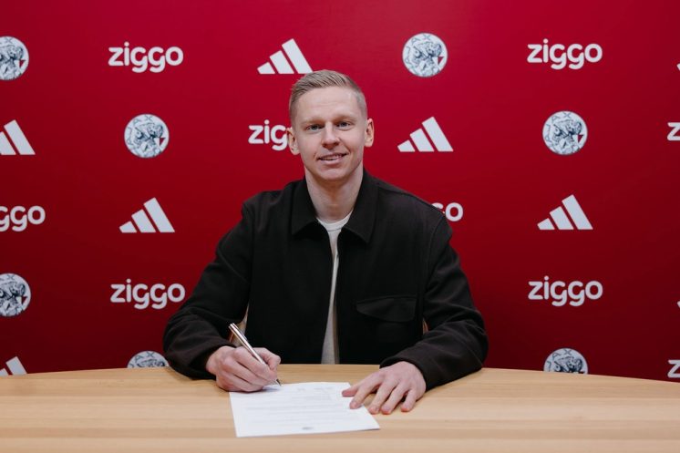 Oleksandr Zinchenko pose avec le maillot de l’Ajax après l’annonce officielle du transfert.