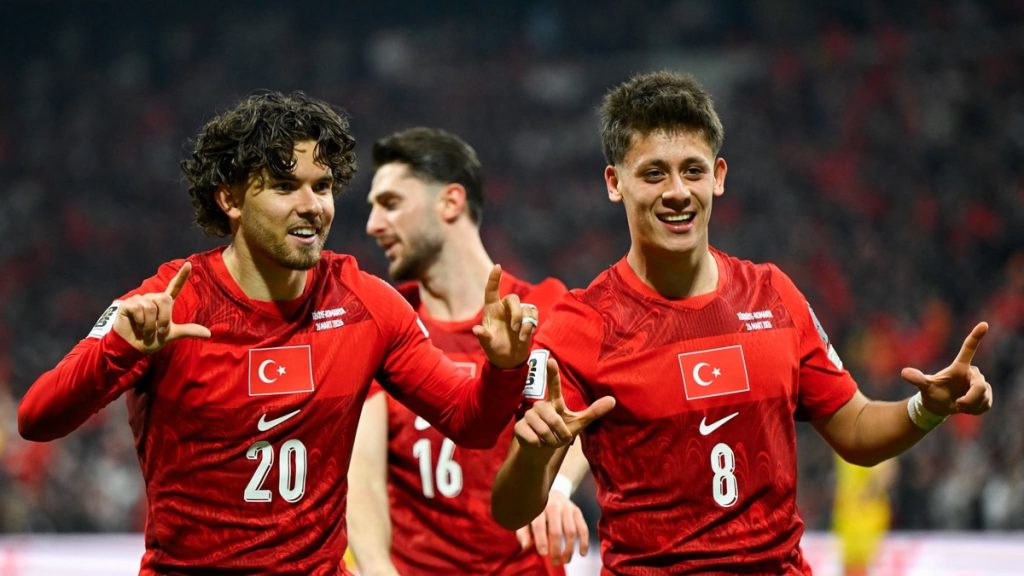 La Turquie s’offre la Roumanie et reste en course pour le Mondial 2026