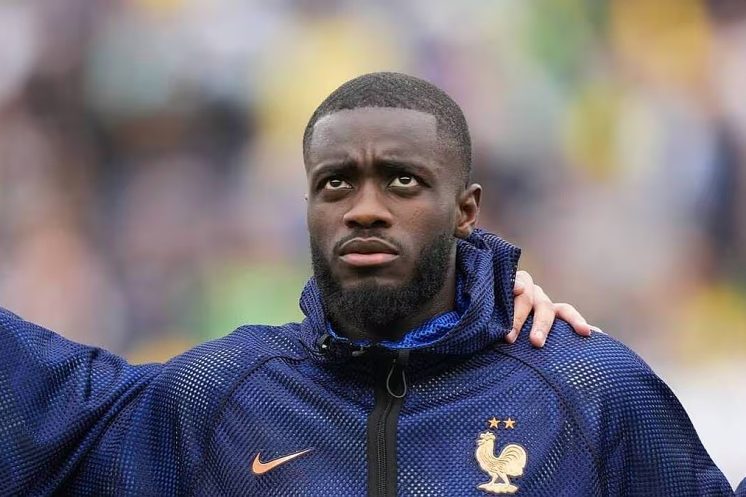Dayot Upamecano a quitté le rassemblement des Bleus après son expulsion contre le Brésil.