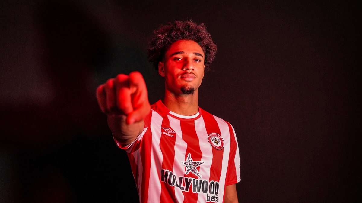 Kevin Schade attire le Bayern Munich, mais le prix fixé par Brentford complique l’opération.