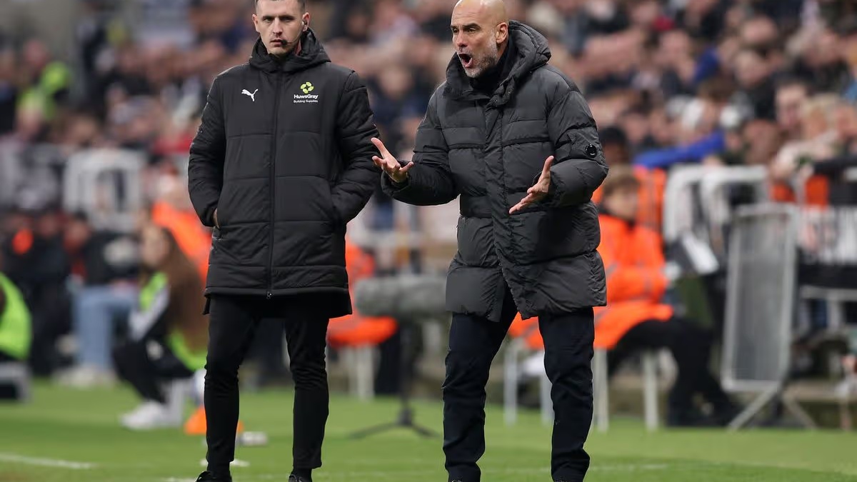 Pep Guardiola manquera deux matchs avec Manchester City mais sera bien présent pour la finale de la Carabao Cup.