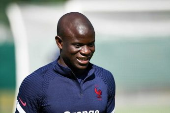 N’Golo Kanté a reconnu des discussions passées avec le Paris FC et n’écarte pas un retour futur en France.
