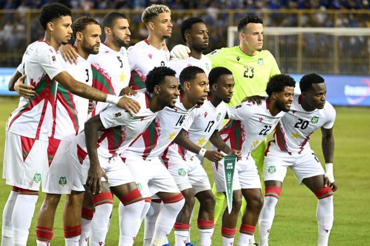 Le Suriname arrive au barrage contre la Bolivie avec un nouveau projet sportif et plusieurs renforts de poids autour de la sélection