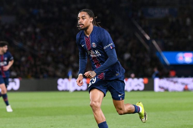 Bradley Barcola est cité parmi les noms étudiés autour du FC Barcelone pour le prochain mercato.